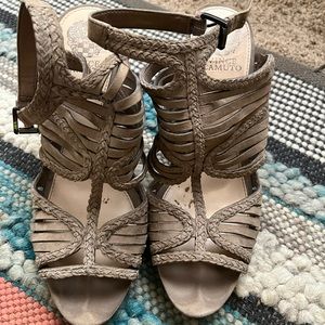 Vince Camuto suede nubuck beige sandals 10
